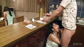 Seksi Japon Milf, büyük göğüslerini kullanarak göğüsleriyle seks yapıyor.